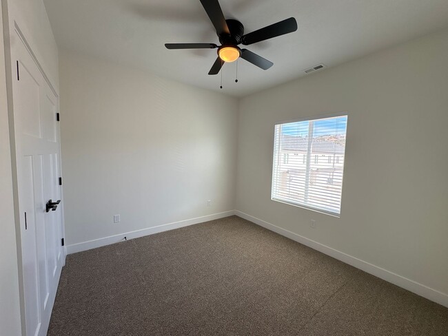 Building Photo - Crosshollows Home Available!