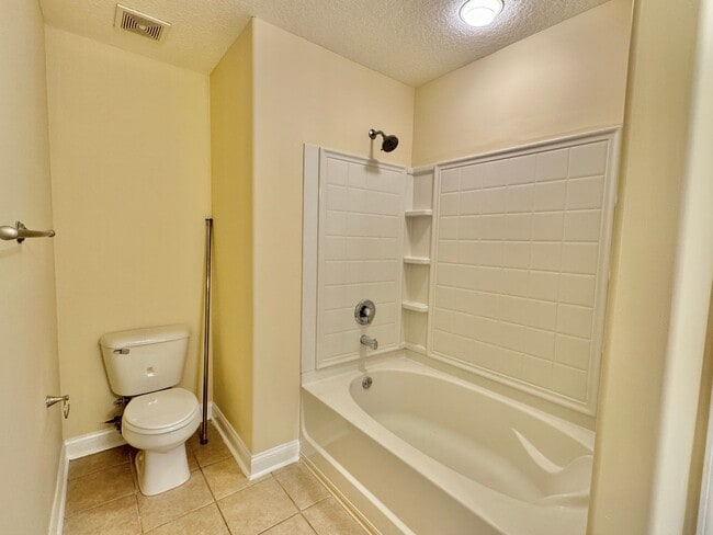 Building Photo - AVAILABLE MID-APRIL 2026! (No Pets)