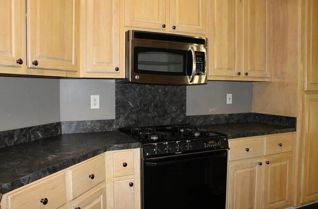 Building Photo - 221 Pine Knoll Dr
