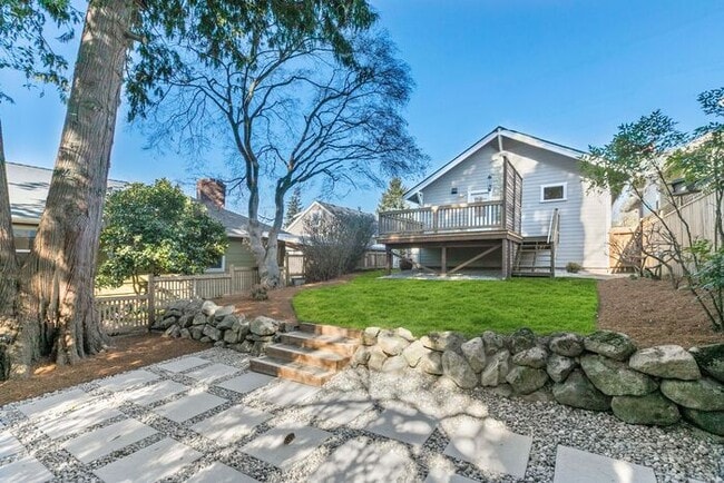 Building Photo - Gorgeous AIR CONDITIONED West Seattle Char...