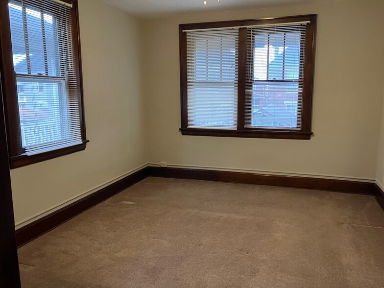 bedroom - 121 W 33rd St