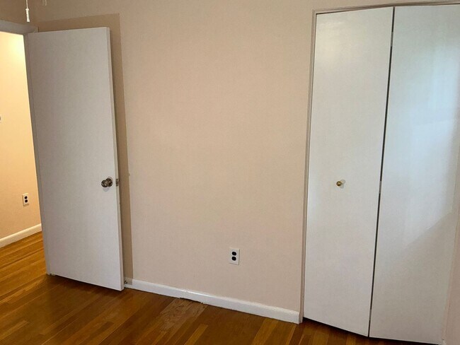 Building Photo - Very well maintained 4BR 2.5BA 5 level spl...