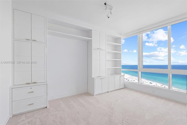 Building Photo - 100 South Pointe Dr