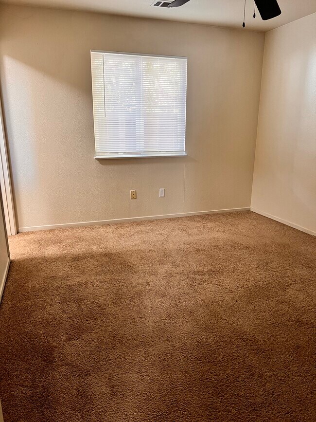 Primary bedroom w/ceiling fan - 5026 Dana Ave