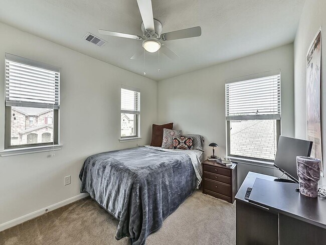 Building Photo - 15223 Sunlight Bay Ct