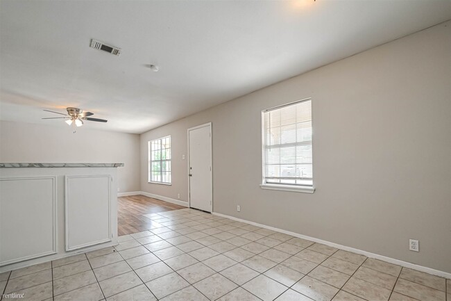 Building Photo - 2 br, 1 bath Duplex - 8430 Round Rock Drive 5