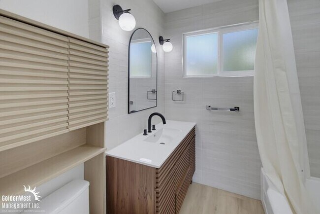 Building Photo - Stylishly Updated 3Bdm 2Ba Main Home in San Diego - MI Special!
