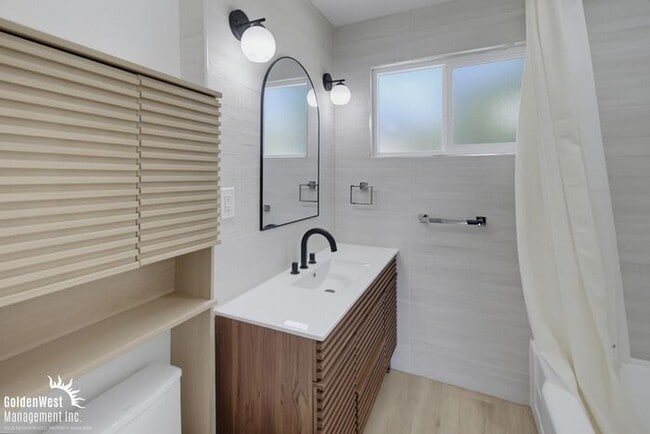 Building Photo - Stylishly Updated 3Bdm 2Ba Main Home in San Diego!