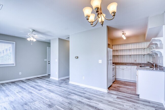 Building Photo - 2 bedroom 1 bath condo - Hampstead