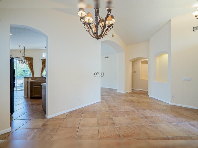 Building Photo - 4605 N Clear Creek Dr