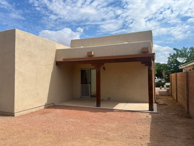 Building Photo - 305 Calle Damiano