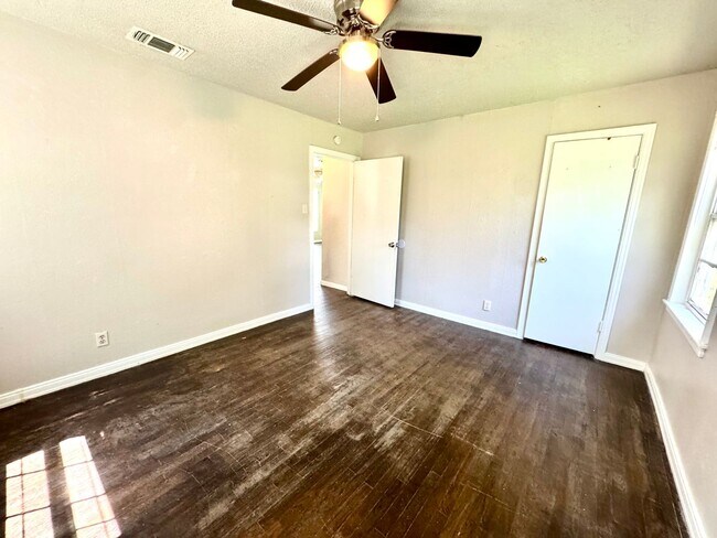 Building Photo - Eye-catching Home in Heart of Lubbock!- self showing