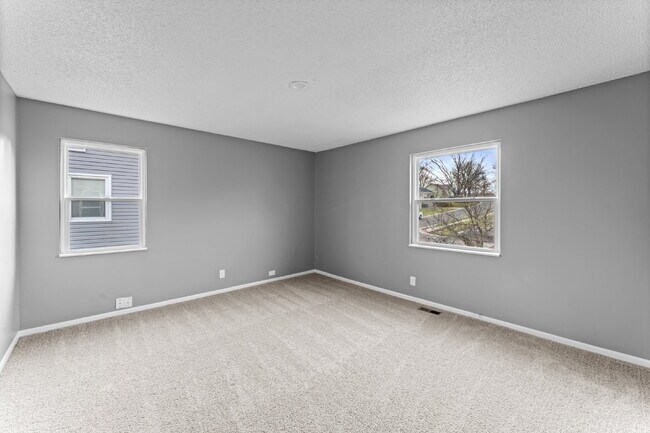 Building Photo - 3 Bedroom duplex in Olathe!