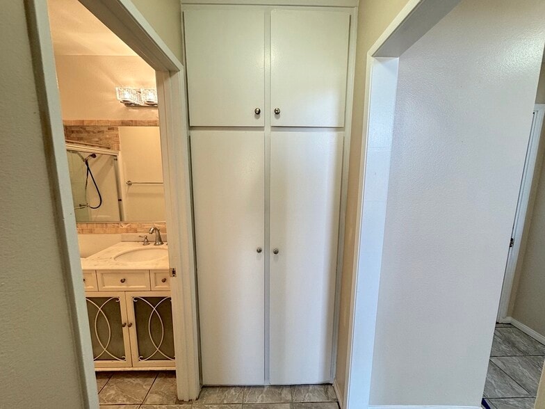 Building Photo - 808 Coriander Dr