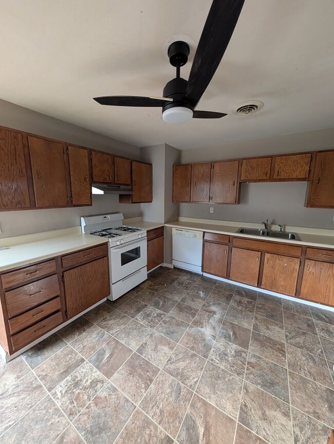 Building Photo - 7 Garnet Ct