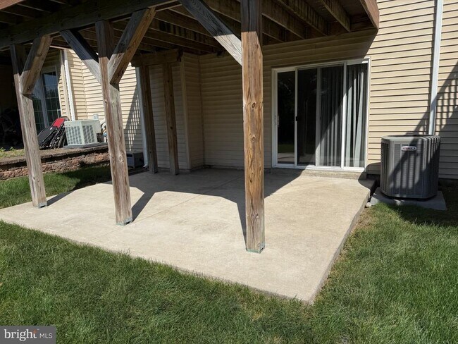 Building Photo - 1042 Colin Dr