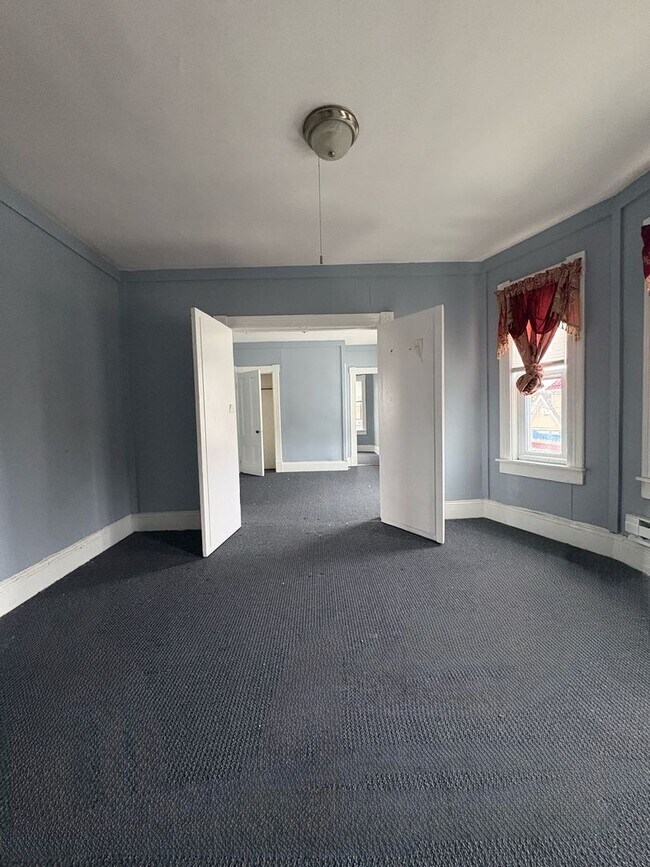 Building Photo - 5 Ellis Ave