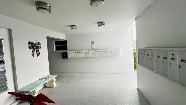 Building Photo - 651 Pine Dr