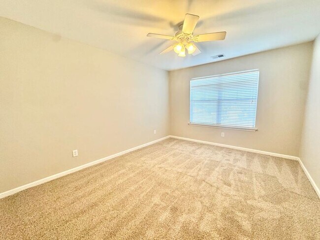 Building Photo - $500 off first month rent with acceptable credit and application!! Beautiful 3 bed 2.5 bath/ Scre...