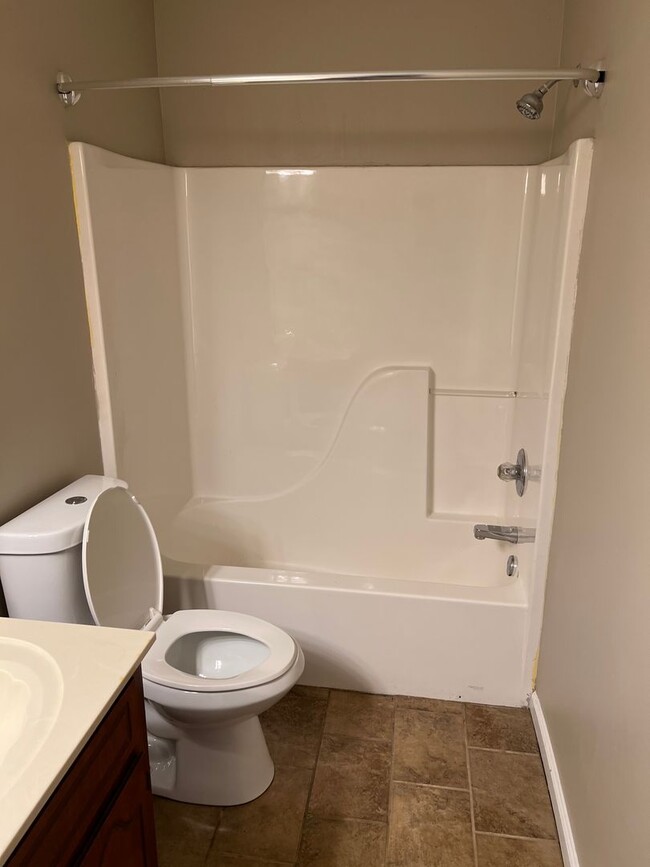 Building Photo - 3 Bed Home Rent Ready