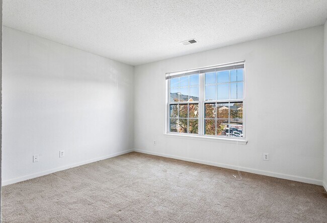Building Photo - 2Bed/2Bath, Upgraded Condos in the Heart o...