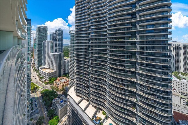 Building Photo - 1010 Brickell Ave