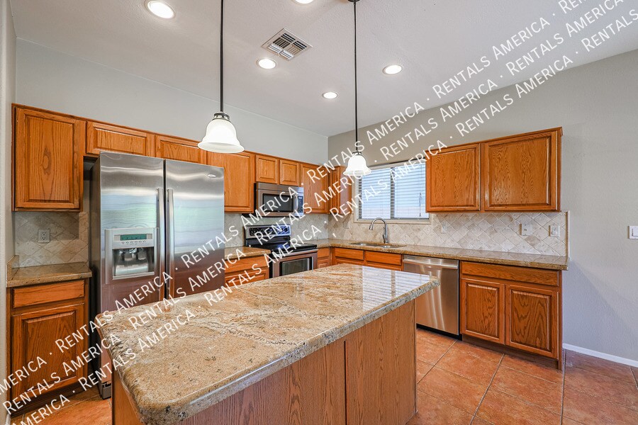 Building Photo - 16021 W Custer Ln