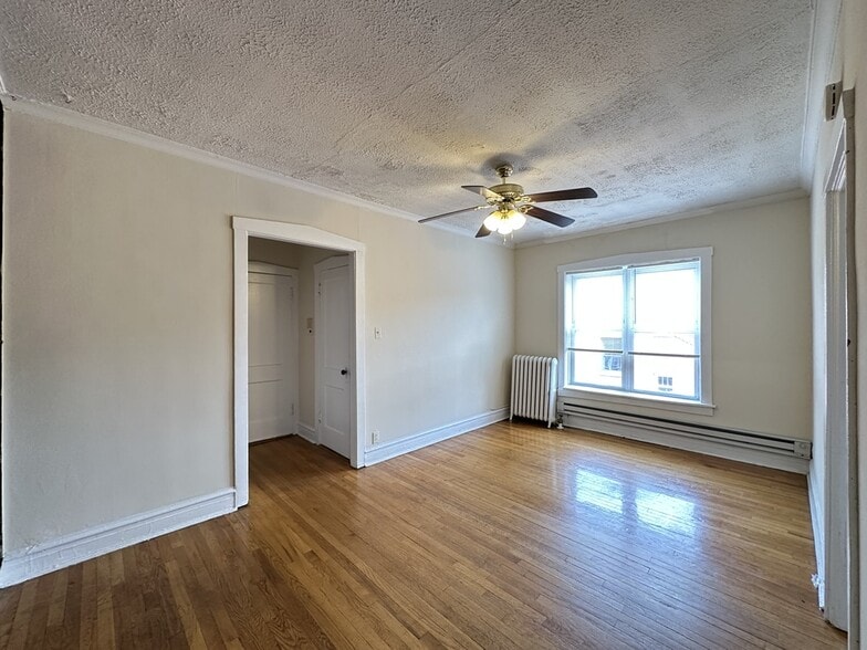 Building Photo - 850 W Cornelia Ave