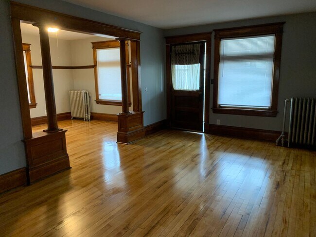 Building Photo - 3 bedroom 1 bath house in St. Paul!