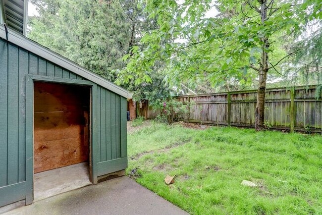 Building Photo - 2bed/1.5bath Town-home Available Soon! Cal...