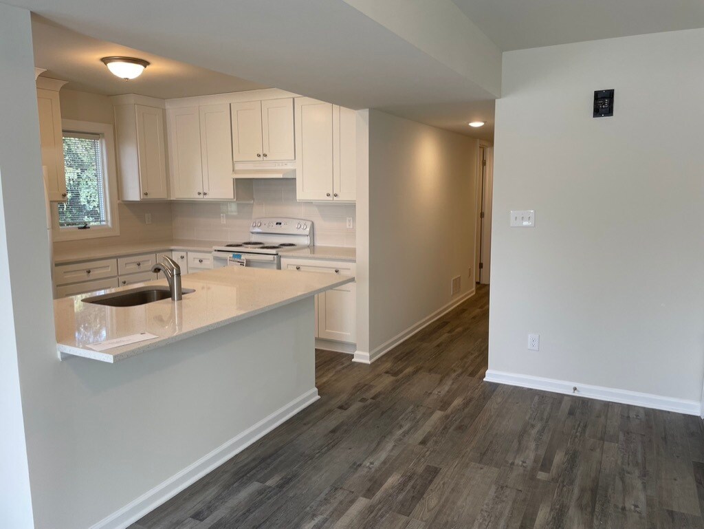 eat in kitchen - 160 Rockleigh Dr