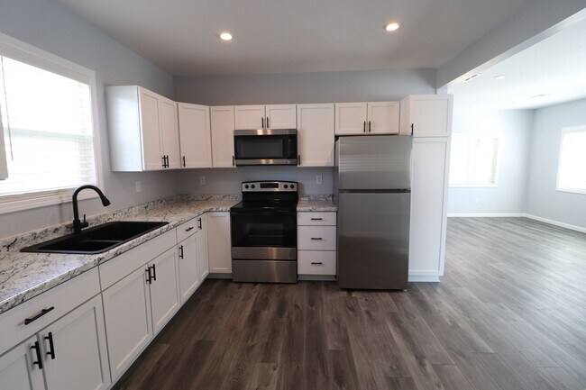 Building Photo - Complete remodel ready for rent!