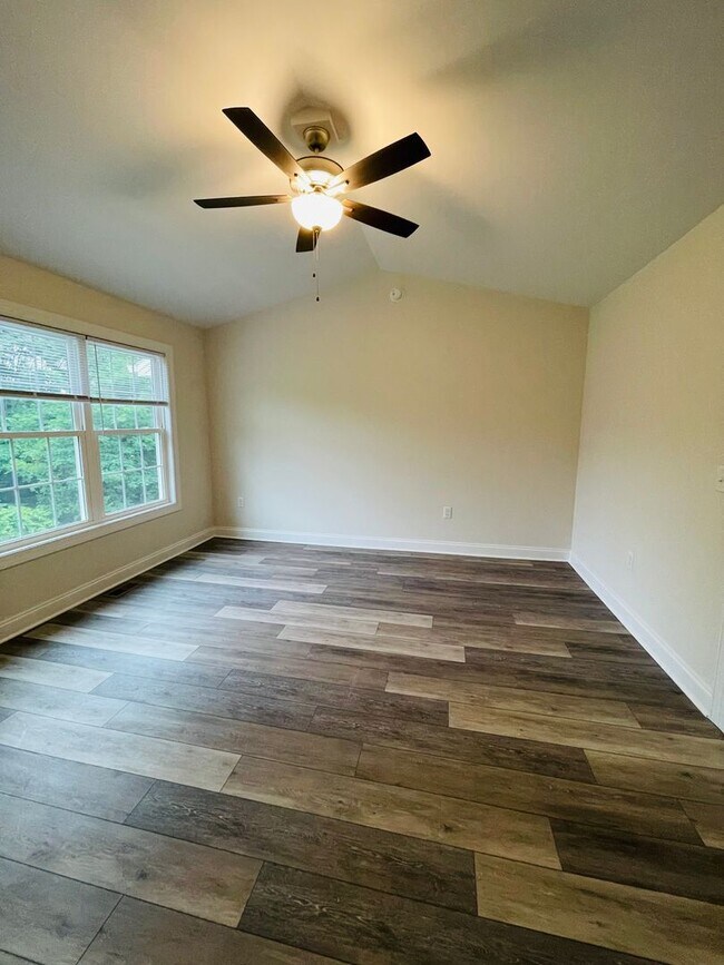 Building Photo - *BRAND NEW!* Townhouse for Rent in Crescen...
