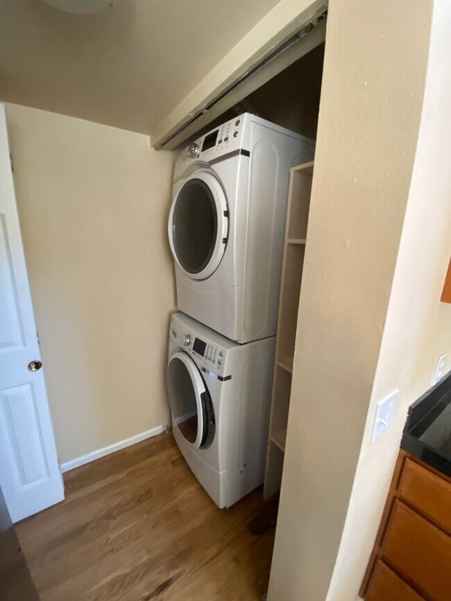 Building Photo - Beautiful 3 Bedroom 2 Bath Townhome Close ...