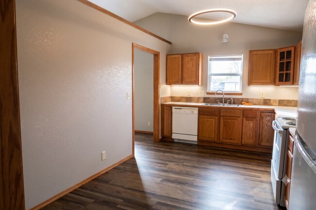 Building Photo - Beautiful and Spacious 4 Bedroom