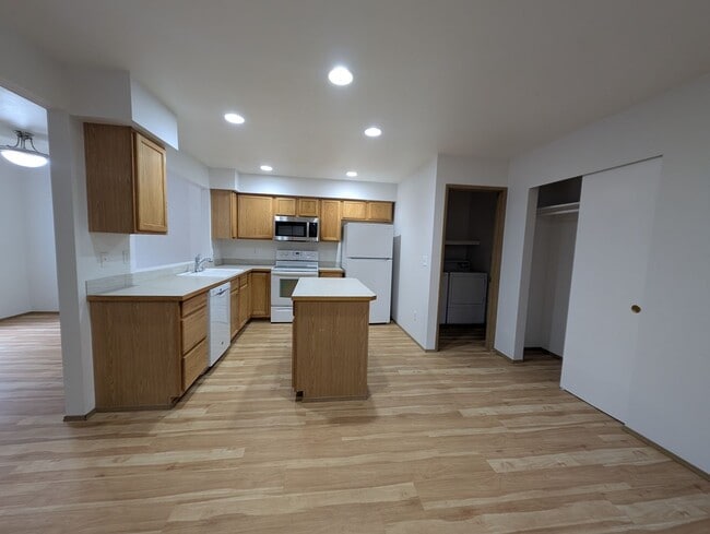 Building Photo - Large Duplex on Quiet Dead-End Street with 2-Car Garage, Washer & Dryer Provided