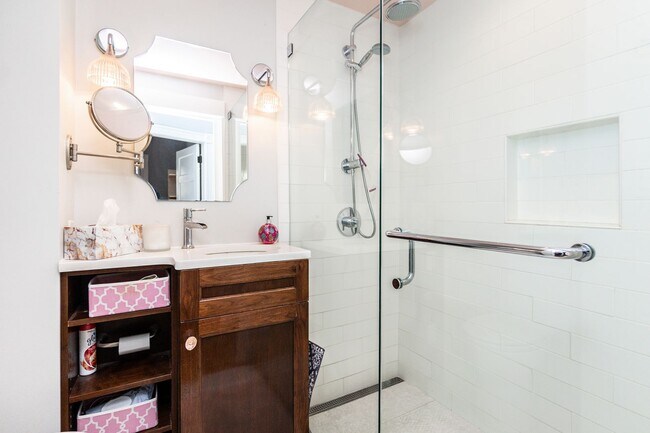 Building Photo - Beautiful Light Filled 2 Bedroom Between H...