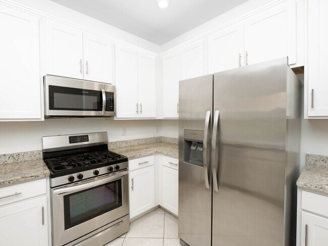 Building Photo - Newer-construction townhome in the highly desirable Lorraine Lakes