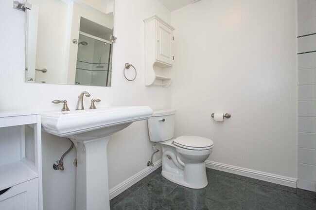 Building Photo - 263 Knight Dr