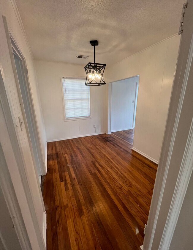 Building Photo - Spacious 2 bedroom 1 bath home for lease