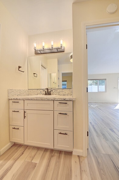 Main bathroom - 338 Orizaba Ave