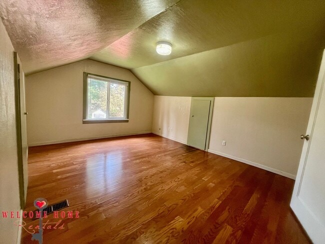 Building Photo - Unique opportunity - Bring your horses!