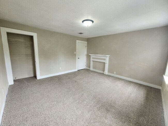 Building Photo - Cozy 2 B 2 BA Duplex - Now $200 Lower in Price !