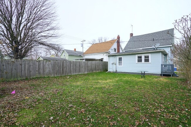 Building Photo - 415 E Lawrence St