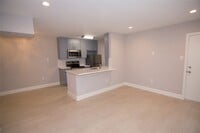 Building Photo - 2201 Fountain View Dr