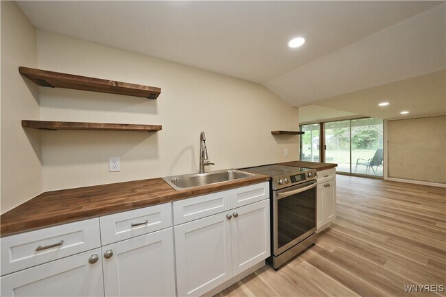 Building Photo - 100 Bridle Ln