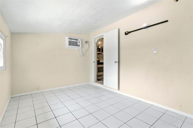 Building Photo - 1415 NE 25th St