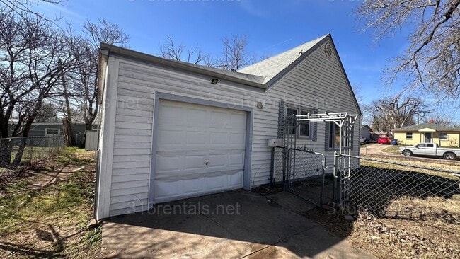 Building Photo - $950 2 bedroom / 1 bathroom - Single Family Home