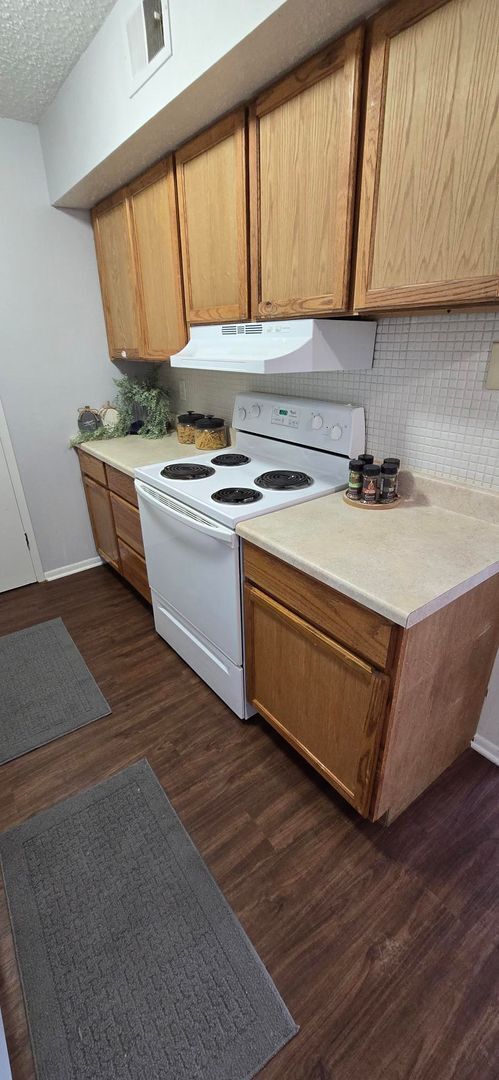 Building Photo - Renovated Two Bedroom Condo with Garage Space in Ladue School District