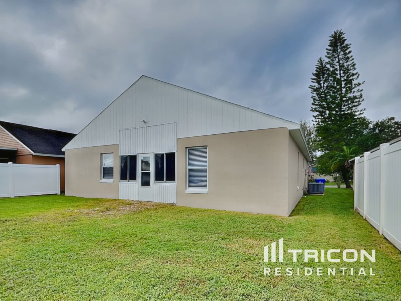 Building Photo - 2118 Deerfield Dr